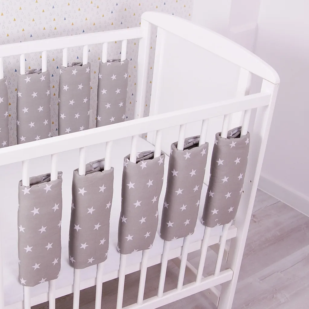 Universeller Babybett Gitterschutz mit Klettverschluss aus 100% Baumwolle 38x30cm 9 Stück Muster Weiße Sterne